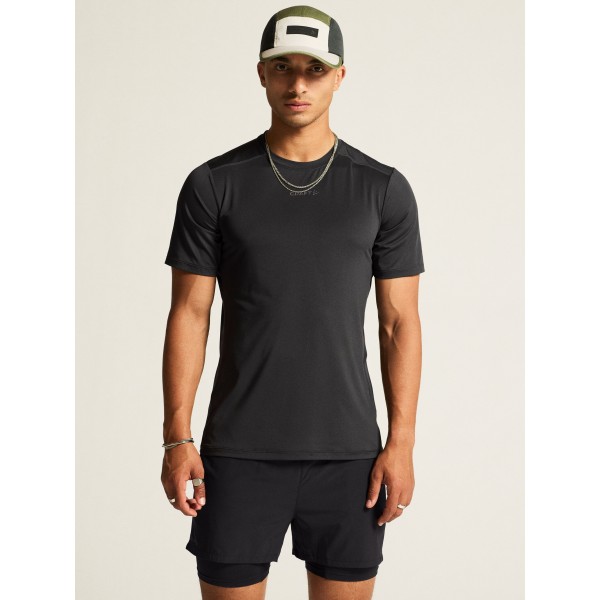 Kakovostna moška športna majica CRAFT za tek, fitness in trening. Zračna, hitro sušeča in udobna za aktivne. Na voljo v AS Sport Outlet.