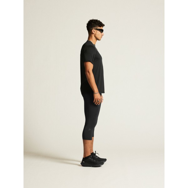 Kakovostna moška športna majica CRAFT za tek, fitness in trening. Zračna, hitro sušeča in udobna za aktivne. Na voljo v AS Sport Outlet.