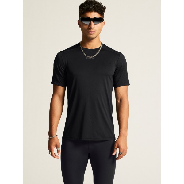 Kakovostna moška športna majica CRAFT za tek, fitness in trening. Zračna, hitro sušeča in udobna za aktivne. Na voljo v AS Sport Outlet.