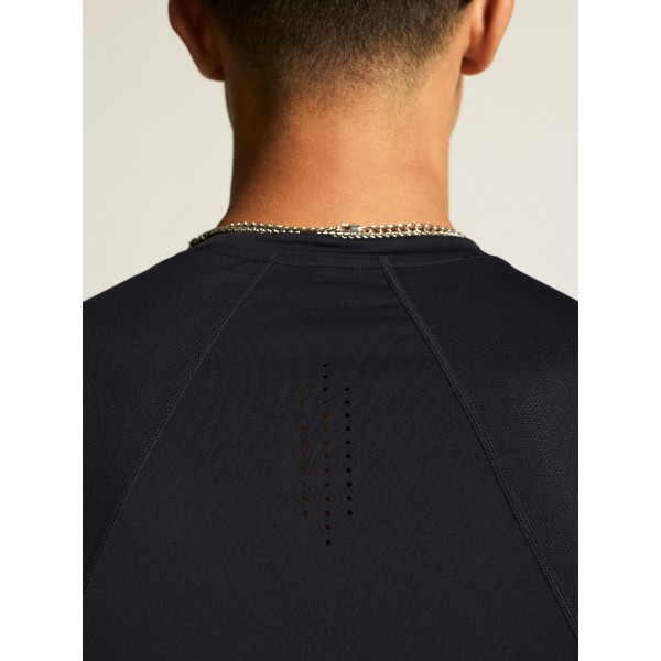 Kakovostna moška športna majica CRAFT za tek, fitness in trening. Zračna, hitro sušeča in udobna za aktivne. Na voljo v AS Sport Outlet.