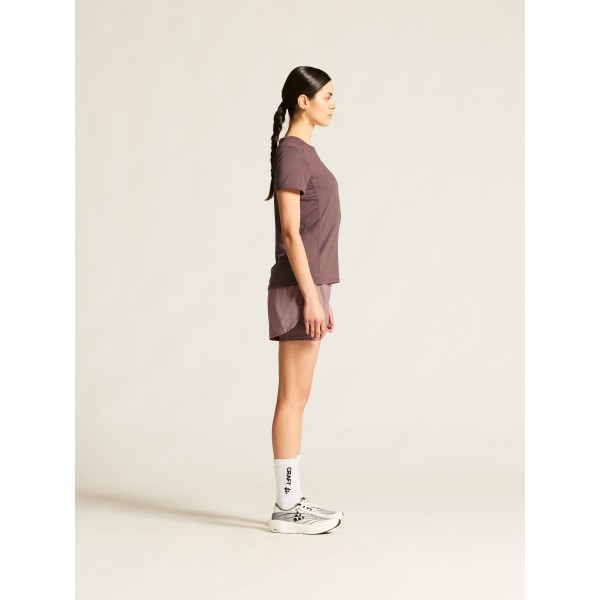 Kakovostna ženska športna majica CRAFT za tek, fitness in trening. Zračna, hitro sušeča in udobna za aktivne. Na voljo v AS Sport Outlet.