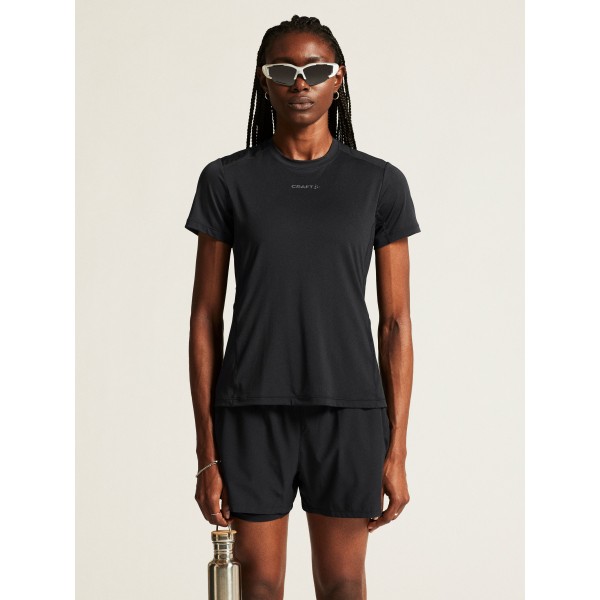 Kakovostna ženska športna majica CRAFT za tek, fitness in trening. Zračna, hitro sušeča in udobna za aktivne. Na voljo v AS Sport Outlet.