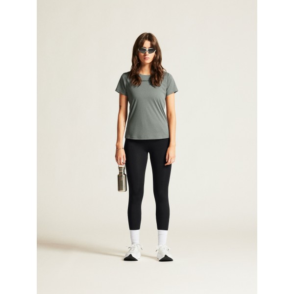 Udobna ženska športna majica CRAFT za tek, fitness in trening. Zračna, lahka in hitro sušeča. Idealna za šport. Na voljo v AS Sport Outlet.