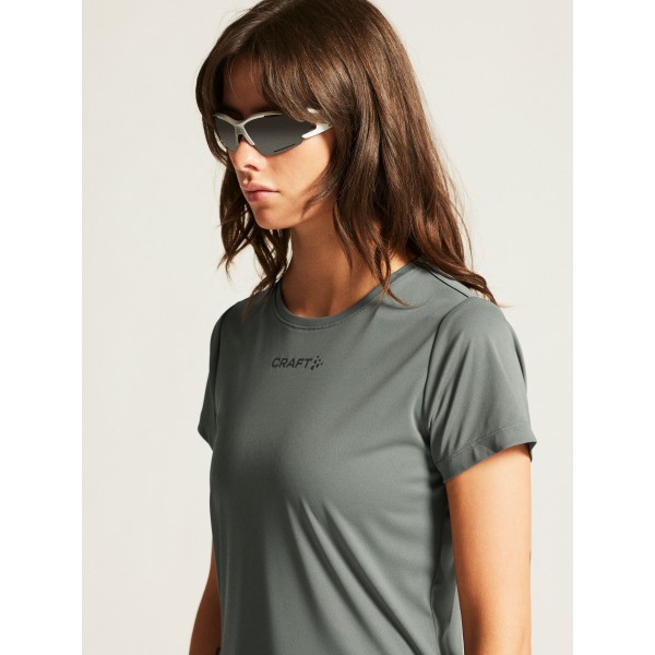 Udobna ženska športna majica CRAFT za tek, fitness in trening. Zračna, lahka in hitro sušeča. Idealna za šport. Na voljo v AS Sport Outlet.