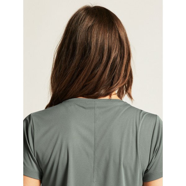 Udobna ženska športna majica CRAFT za tek, fitness in trening. Zračna, lahka in hitro sušeča. Idealna za šport. Na voljo v AS Sport Outlet.