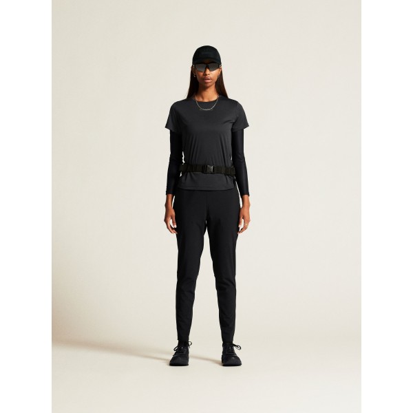 Udobna ženska športna majica CRAFT za tek, fitness in trening. Zračna, lahka in hitro sušeča. Idealna za šport. Na voljo v AS Sport Outlet.