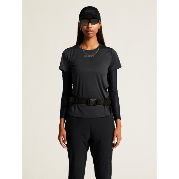 Udobna ženska športna majica CRAFT za tek, fitness in trening. Zračna, lahka in hitro sušeča. Idealna za šport. Na voljo v AS Sport Outlet.