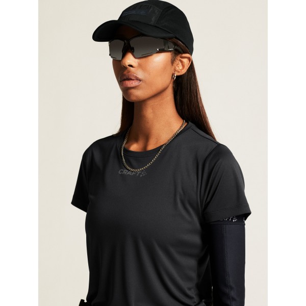 Udobna ženska športna majica CRAFT za tek, fitness in trening. Zračna, lahka in hitro sušeča. Idealna za šport. Na voljo v AS Sport Outlet.