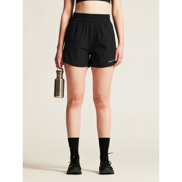 Lahke ženske kratke hlače CRAFT za fitness, trening in prosti čas. Raztegljiv material in udoben kroj za maksimalno udobje. Na voljo v AS Sport Outlet.