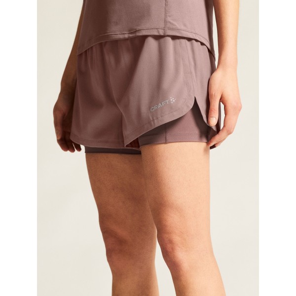 Funkcionalne ženske kratke hlače CRAFT 2v1 za tek in trening. Notranje pajkice, žep za telefon in vrhunsko udobje. Na voljo v AS Sport Outlet.
