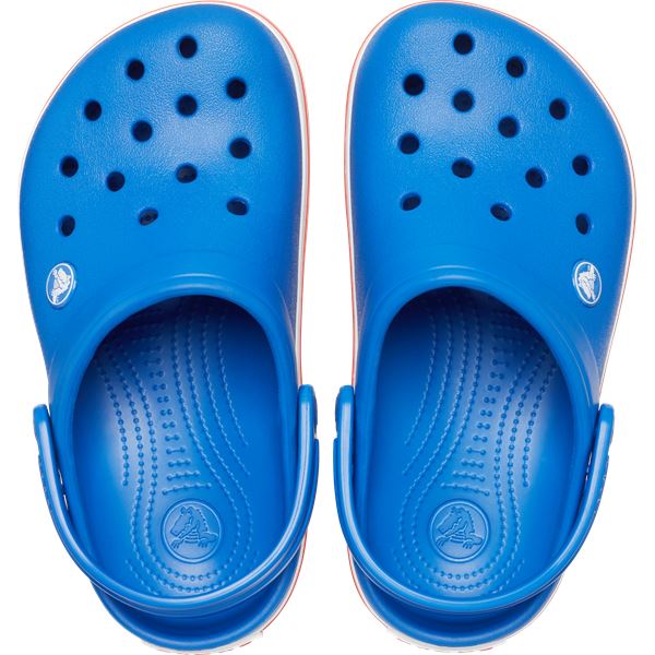 Lahki in udobni Crocs Crocband Kids Clog – popolna izbira za aktivne otroke. Športen Crocband dizajn, prezračevalne odprtine in mehko Croslite™ udobje zagotavljajo brezskrbno igro, vrtec in vsakodnevne poletne dogodivščine.