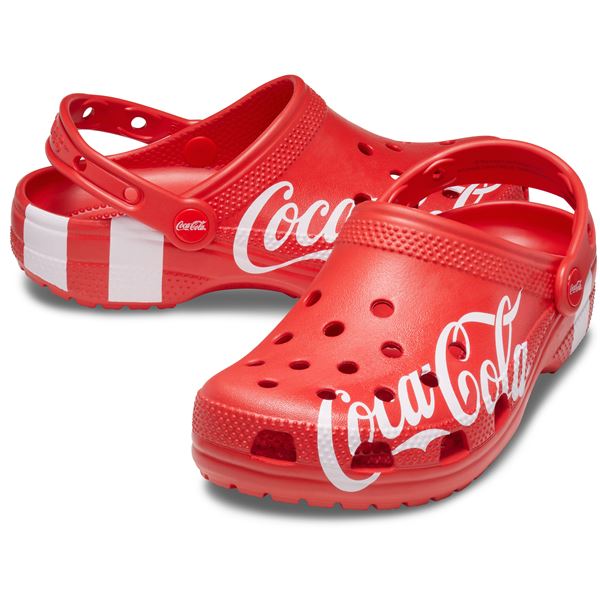 Crocs Classic Coca-Cola X II Clog 207120 so posebna kolaboracijska izdaja, ki združuje ikoničen Crocs Classic dizajn z prepoznavnimi Coca-Cola grafičnimi detajli. Izdelani iz lahkega Croslite™ materiala zagotavljajo udobje, mehko blaženje in vodoodpornost, zato so primerni za vsakodnevno nošenje in poletne aktivnosti.