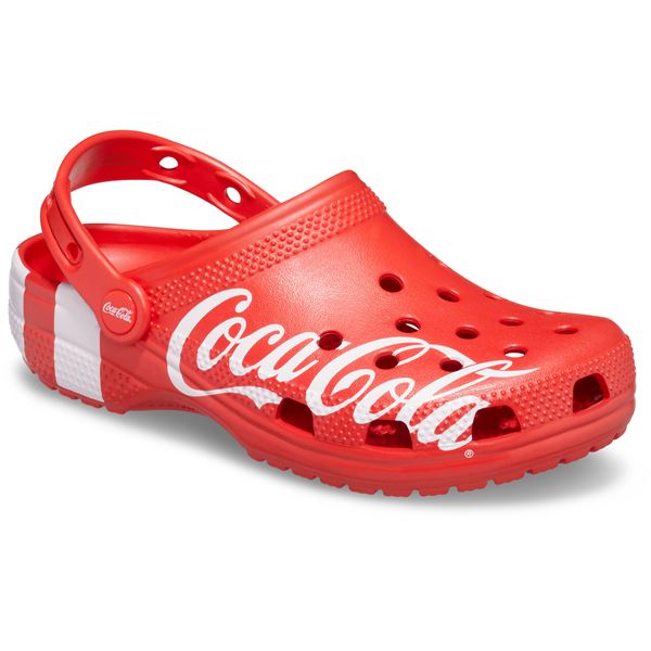Crocs Classic Coca-Cola X II Clog 207120 so posebna kolaboracijska izdaja, ki združuje ikoničen Crocs Classic dizajn z prepoznavnimi Coca-Cola grafičnimi detajli. Izdelani iz lahkega Croslite™ materiala zagotavljajo udobje, mehko blaženje in vodoodpornost, zato so primerni za vsakodnevno nošenje in poletne aktivnosti.