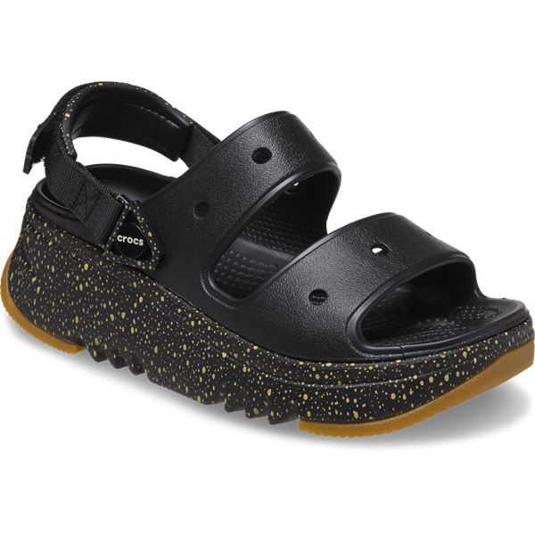 Robustni in trendi Crocs Hiker Xscape Festival Sandal – izrazito udobni platform sandali s športnim “hiker” pridihom, ki združujejo stabilnost, lahkotnost in moderen festivalski stil. Popolni za aktivne poletne dni, potovanja in sproščene mestne sprehode, kjer želiš udobje in opazen videz.
