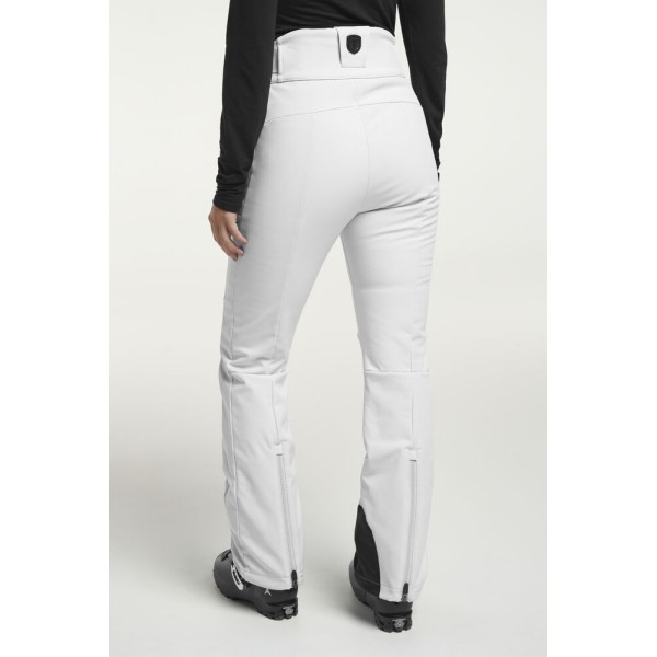 Ženske smučarske hlače TENSON Grace Softshell nudijo elegantno slim-fit silhueto, vodoodporen in vetroodporen softshell material, artikulirane kolene in notranji snežni pas za popolno udobje in zaščito.