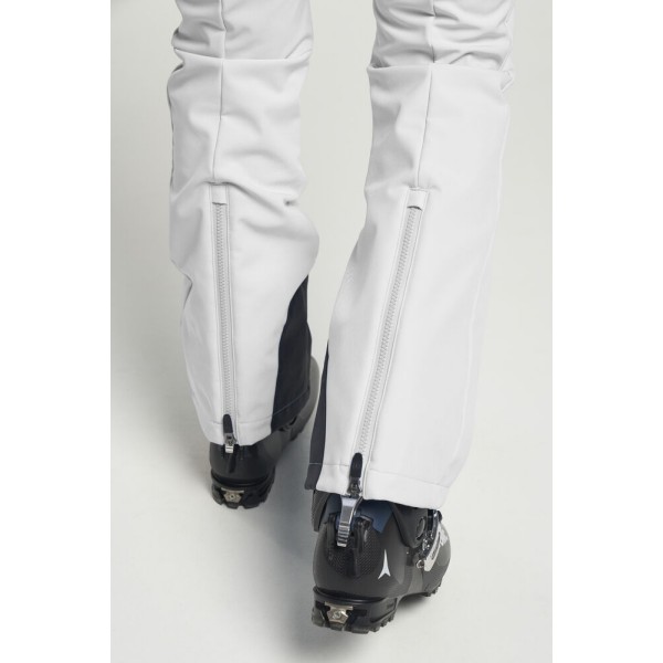 Ženske smučarske hlače TENSON Grace Softshell nudijo elegantno slim-fit silhueto, vodoodporen in vetroodporen softshell material, artikulirane kolene in notranji snežni pas za popolno udobje in zaščito.
