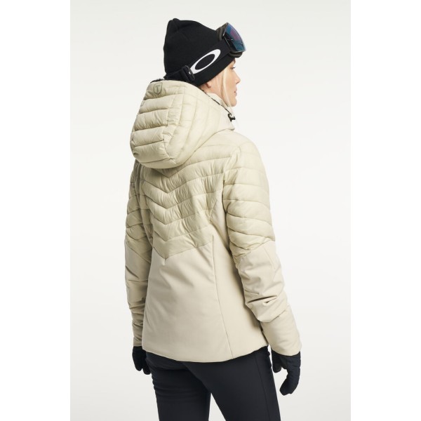 Ženska smučarska jakna TENSON Kelly združuje eleganten dizajn, vrhunsko funkcionalnost in brezčasen slog. Izdelana je iz materialov z vodnim stolpcem 10.000 mm in zračnostjo 10.000 g/m²/24h, kar zagotavlja popolno zaščito pred snegom, vetrom in vlago