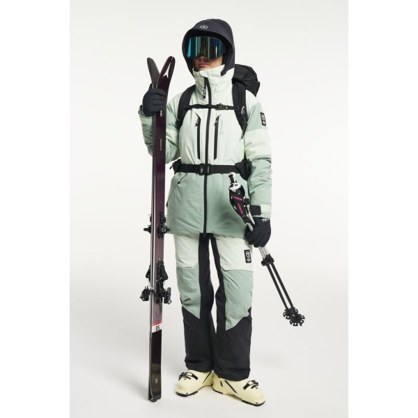 Smučarska jakna TENSON Aero XX je zasnovana za prave ljubiteljice smučanja, kjer se vremenske razmere lahko hitro spreminjajo – od mrzlih, vetrovnih juter do sončnih popoldnevov na snegu. Izjemno vsestranska, prilagodljiva, lahka in trpežna jakna .