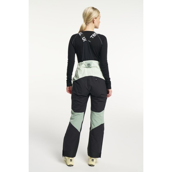 Ženske smučarske hlače TENSON Aero XX so del vrhunske Freeride kolekcije, zasnovane za popolno udobje, zaščito in svobodo gibanja v vseh razmerah — od mrzlih, vetrovnih juter do sončnih popoldnevov na snegu.