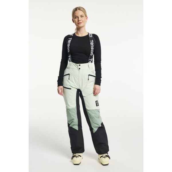 Ženske smučarske hlače TENSON Aero XX so del vrhunske Freeride kolekcije, zasnovane za popolno udobje, zaščito in svobodo gibanja v vseh razmerah — od mrzlih, vetrovnih juter do sončnih popoldnevov na snegu.