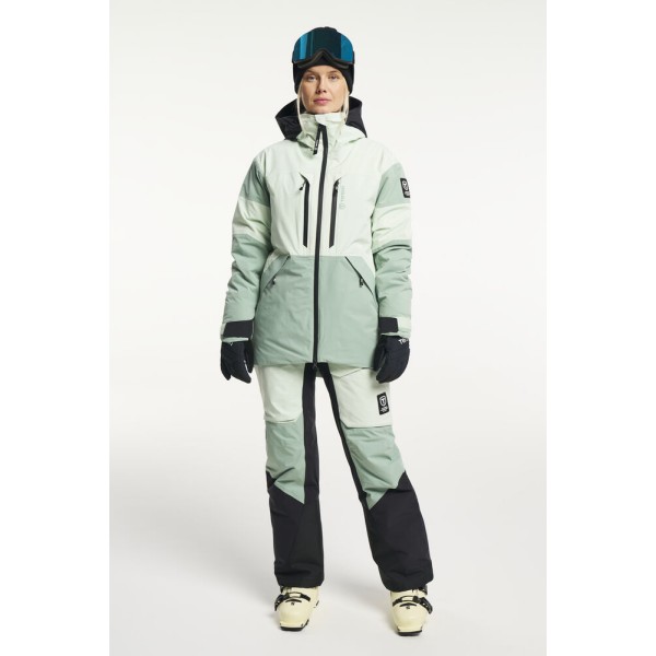 Ženske smučarske hlače TENSON Aero XX so del vrhunske Freeride kolekcije, zasnovane za popolno udobje, zaščito in svobodo gibanja v vseh razmerah — od mrzlih, vetrovnih juter do sončnih popoldnevov na snegu.