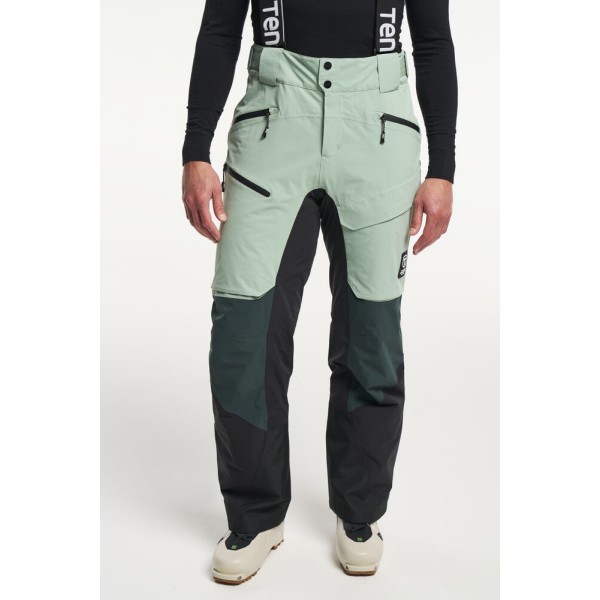 The TENSON Aero XX men's ski pants are part of the premium Freeride collection, designed for extreme skiing conditions – from cold, windy mornings to sunny afternoons on the slopes. The pants are versatile, adaptable, lightweight, and durable.