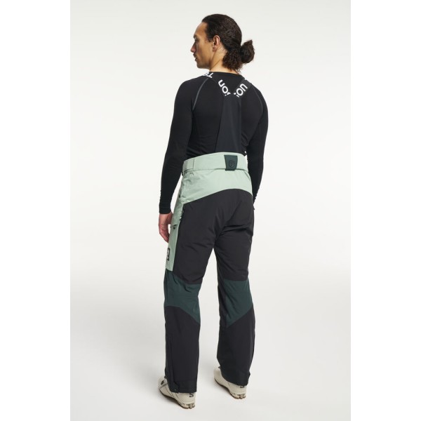 The TENSON Aero XX men's ski pants are part of the premium Freeride collection, designed for extreme skiing conditions – from cold, windy mornings to sunny afternoons on the slopes. The pants are versatile, adaptable, lightweight, and durable.