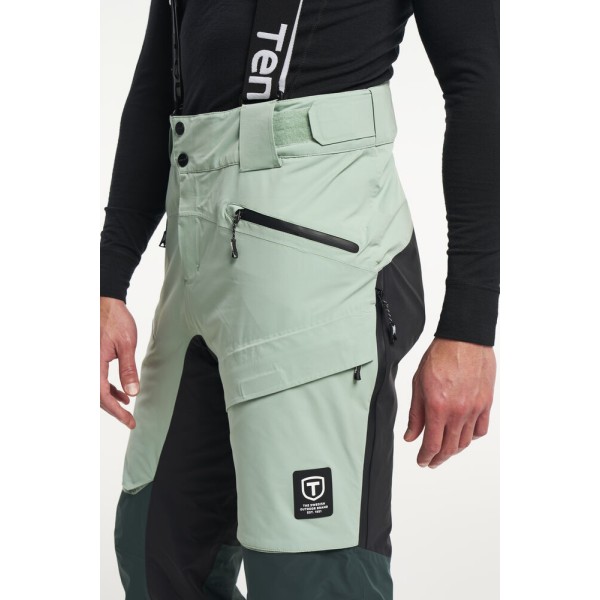 The TENSON Aero XX men's ski pants are part of the premium Freeride collection, designed for extreme skiing conditions – from cold, windy mornings to sunny afternoons on the slopes. The pants are versatile, adaptable, lightweight, and durable.