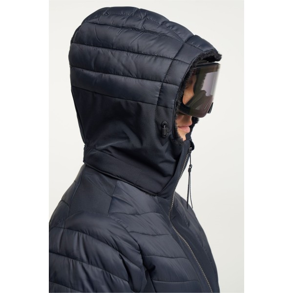 Ženska smučarska jakna TENSON Kelly združuje eleganten dizajn, vrhunsko funkcionalnost in brezčasen slog. Izdelana je iz materialov z vodnim stolpcem 10.000 mm in zračnostjo 10.000 g/m²/24h, kar zagotavlja popolno zaščito pred snegom, vetrom in vlago