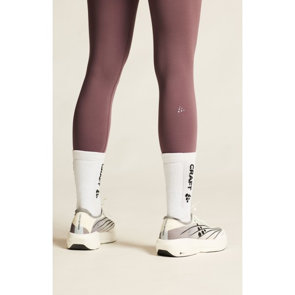 Udobne ženske dolge pajkice CRAFT za tek, fitness in trening. Elastične, neprosojne in z visokim pasom. Popolna izbira za šport. Na voljo v AS Sport Outlet.