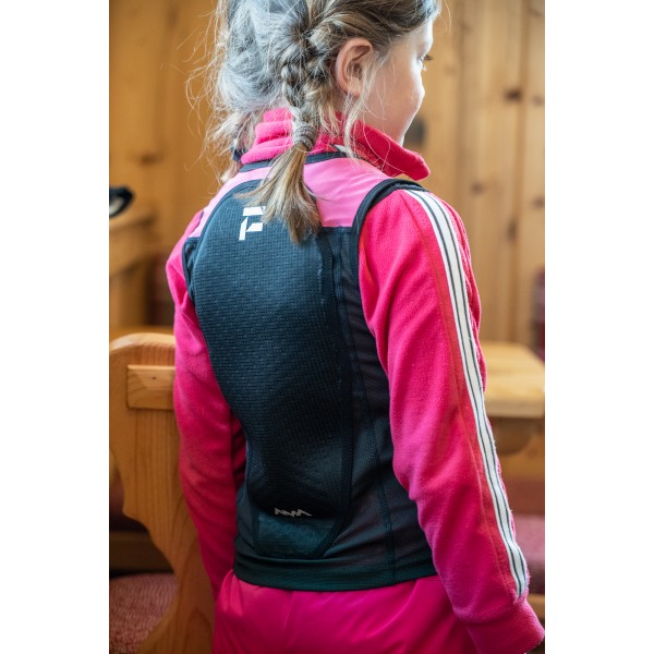 Otroška zaščita za hrbet FLAXTA Behold Junior nudi popolno varnost, zračnost in udobje za mlade smučarje in deskarje. Certificirano po EN1621-2.