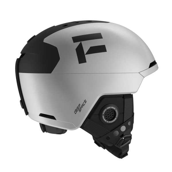 FLAXTA Deep Space MIPS srebrna – lahka, topla in izjemno varna smučarska čelada z MIPS tehnologijo, Primaloft izolacijo, nastavljivim prezračevanjem in FoamFit prileganjem. Idealna za vse, ki iščejo maksimalno zaščito in udobje na snegu.