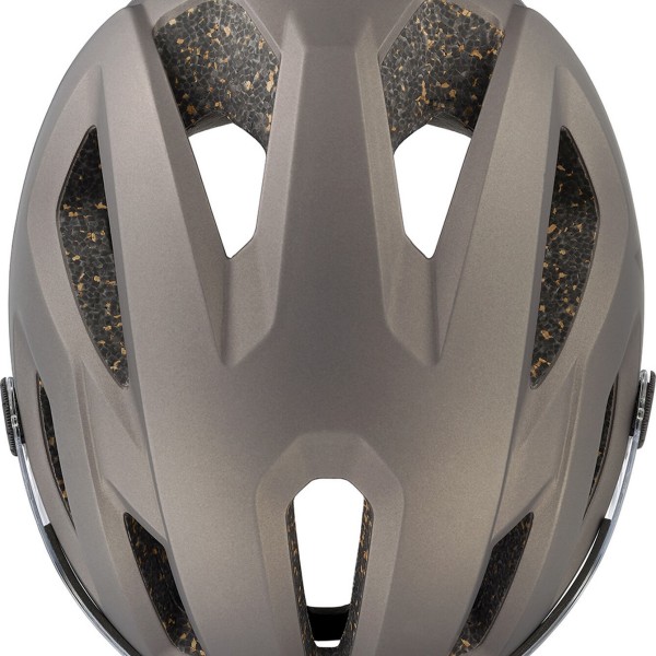 The pillar of our eco-designed extensive offering for urban transport, EKO REACT VISOR, now includes a transparent visor for optimal visibility and protection. The same features that make our helmet lightweight, comfortable, and safe also make it environmentally friendly.