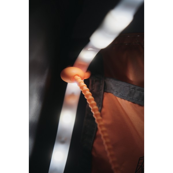 LED svetlobni trak KUMA Galaxy je idealen za kampiranje s preprosto namestitvijo, USB napajanjem in prilagodljivo svetlostjo. Kompaktna torbica za enostavno prenašanje.