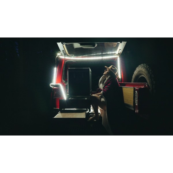 LED svetlobni trak KUMA Galaxy je idealen za kampiranje s preprosto namestitvijo, USB napajanjem in prilagodljivo svetlostjo. Kompaktna torbica za enostavno prenašanje.