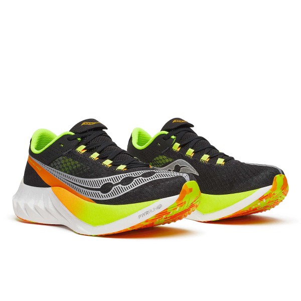 Saucony Endorphin Pro 4 je nova različica superge, zasnovana za dan dirke, hitra in odzivna, mehka in trpežna. Želeni rezultat je bil dosežen s kombiniranjem penastih formulacij PWRRUN PB in PWRRUN HG v vmesnem podplatu.