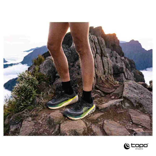 Topo Vista Black/Lime — moške trail superge Topo Athletic, zasnovane za dolge in tehnične poti. Opremljene so z maksimalno blaženjem ZipFoam, ki ublaži ostre robove stez, hkrati pa ohranja naravni ritem koraka.