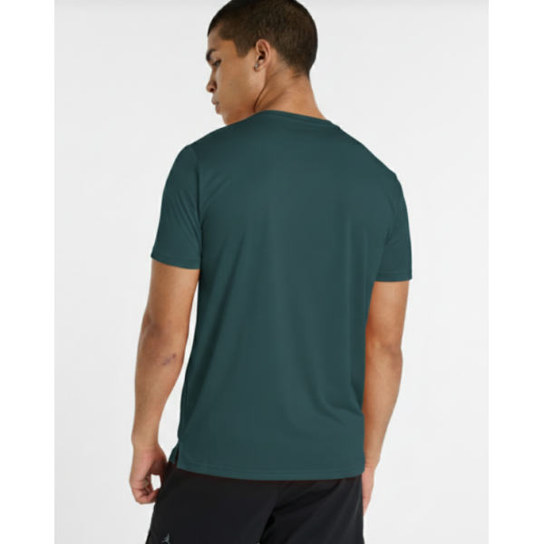 Lahka moška športna majica New Balance za tek, fitness in trening. Hitro sušeča NB DRY tehnologija in vrhunsko udobje. Na voljo v AS Sport Outlet.