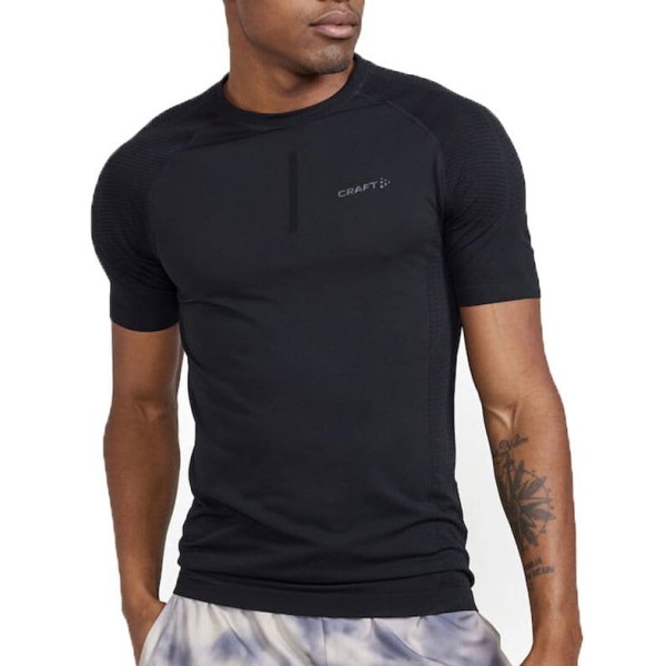 The ADV Cool Intensity SL Tee from the active underwear segment is a very lightweight, thin short-sleeve shirt that provides excellent body temperature regulation and cooling of the skin during high-intensity training in hot conditions.