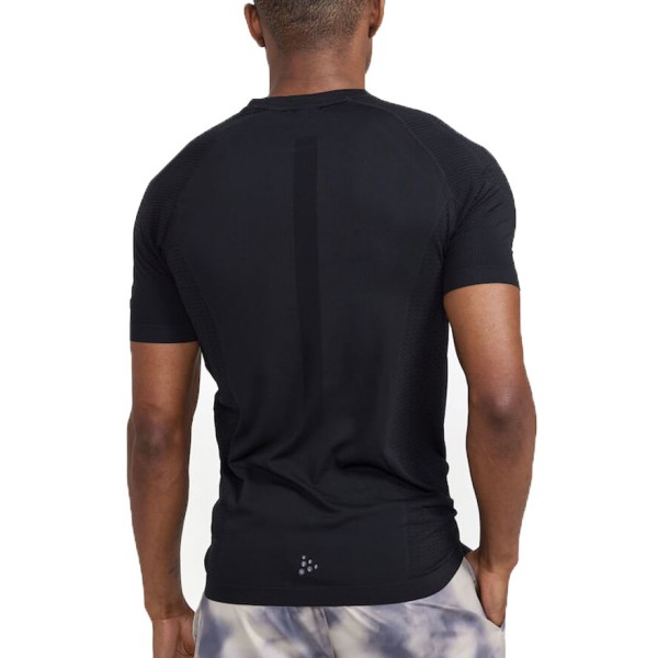 The ADV Cool Intensity SL Tee from the active underwear segment is a very lightweight, thin short-sleeve shirt that provides excellent body temperature regulation and cooling of the skin during high-intensity training in hot conditions.