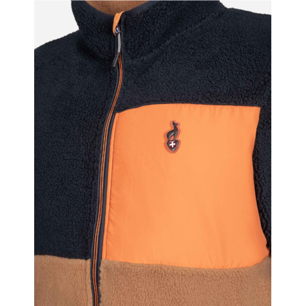 Moška jopica AULP VOGUE HOMME Sherpa je zasnovana za maksimalno toplino, udobje in sodoben videz. Izdelana je iz mehke sherpa tkanine, ki spominja na ovčjo volno, nudi odlično izolacijo in prijeten občutek na koži.