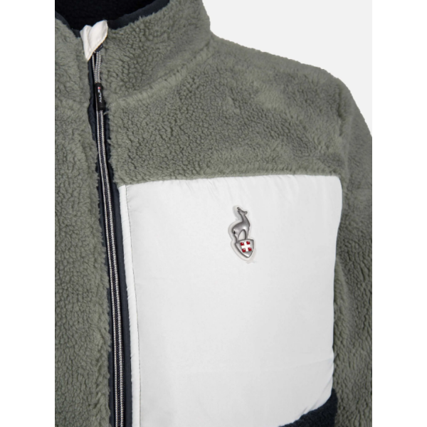 Moška jopica AULP VOGUE HOMME Sherpa je zasnovana za maksimalno toplino, udobje in sodoben videz. Izdelana je iz mehke sherpa tkanine, ki spominja na ovčjo volno, nudi odlično izolacijo in prijeten občutek na koži.