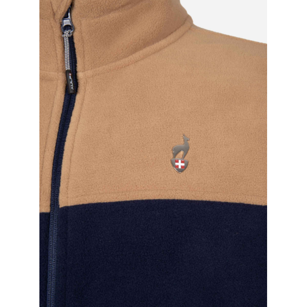 Moška flis jopica AULP VOLVI HOMME je odlična izbira za hladnejše dni, saj združuje toploto, udobje in športno eleganco. Izdelana je iz mehke in lahke polarnoflis tkanine, ki zagotavlja prijetno toploto, hkrati pa omogoča dobro zračnost.