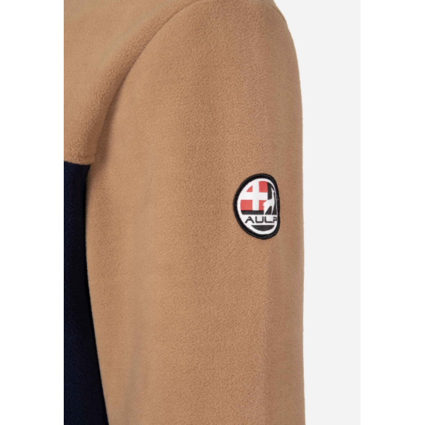 Moška flis jopica AULP VOLVI HOMME je odlična izbira za hladnejše dni, saj združuje toploto, udobje in športno eleganco. Izdelana je iz mehke in lahke polarnoflis tkanine, ki zagotavlja prijetno toploto, hkrati pa omogoča dobro zračnost.