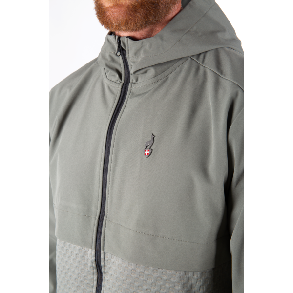 Odkrijte moško hibridno jopico AULP CHUCK BARK – izjemno lahko, raztegljivo in zračno jopico, idealno za športne aktivnosti in vsakodnevno nošenje. Popolna kot srednji sloj ali samostojen kos. Ugodna cena v AS Sport Outlet!