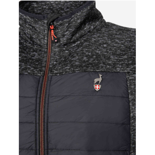 Moška prešita jopica AULP STOMY HYBRIDE v antracitni barvi je izdelana iz vrhunske pletenine z vložki, ki nudijo edinstveno teksturo in mehak občutek. Prešita plast doda toplote, pri tem pa ohranja lahkost.