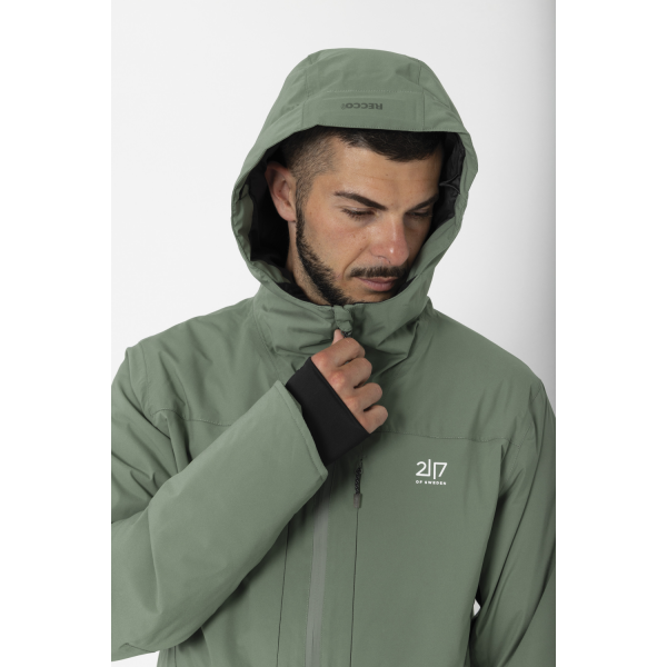 Odkrij 2117 NAUSTA: moško smučarsko jakno z 20K vodoodpornostjo, 30K zračnostjo, RECCO zaščito in ALTO Wool toploto. Trajnost, toplina in vrhunska funkcija.