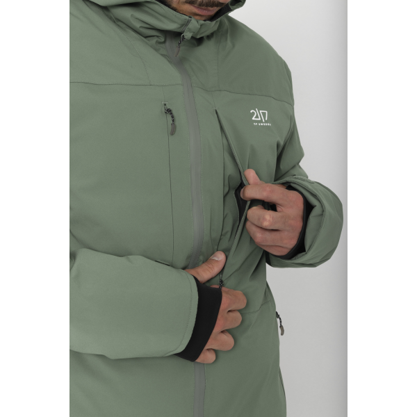 Odkrij 2117 NAUSTA: moško smučarsko jakno z 20K vodoodpornostjo, 30K zračnostjo, RECCO zaščito in ALTO Wool toploto. Trajnost, toplina in vrhunska funkcija.