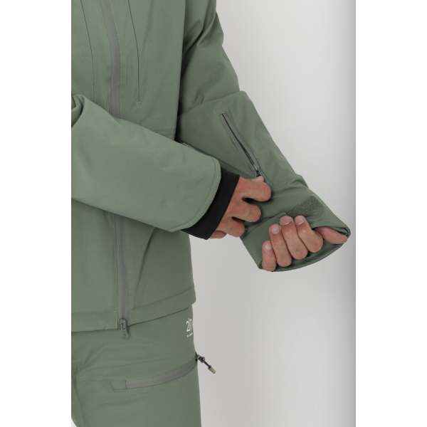 Odkrij 2117 NAUSTA: moško smučarsko jakno z 20K vodoodpornostjo, 30K zračnostjo, RECCO zaščito in ALTO Wool toploto. Trajnost, toplina in vrhunska funkcija.