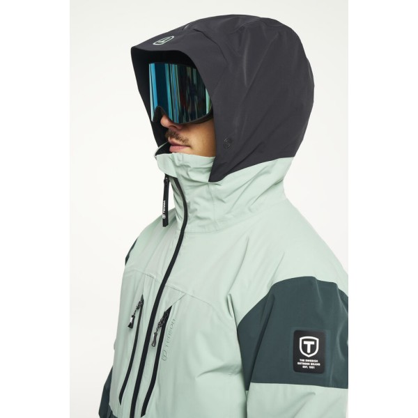 Smučarska jakna TENSON Aero XX je ustvarjena za zahtevne smučarje, ki pričakujejo vrhunsko zaščito, udobje in zanesljivost v vseh razmerah – od ledenih, vetrovnih juter do sončnih popoldnevov na smučišču